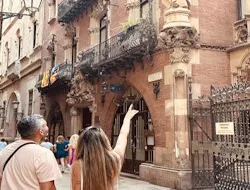 Barcelona: Walking Tour + Picasso Museum Fast Track Ticket